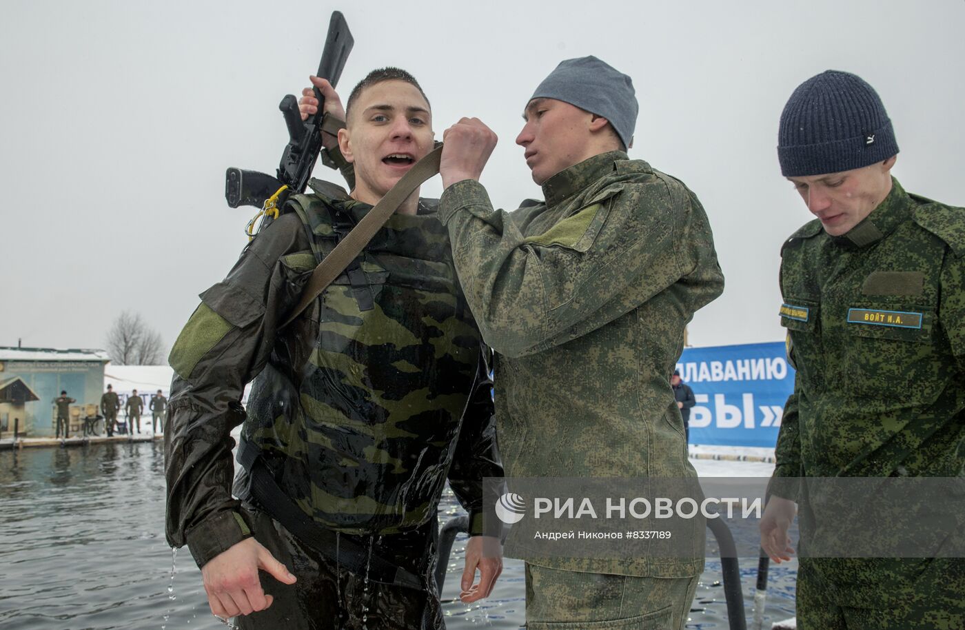 Установка рекорда России по плаванию в военной экипировке в ледяной воде