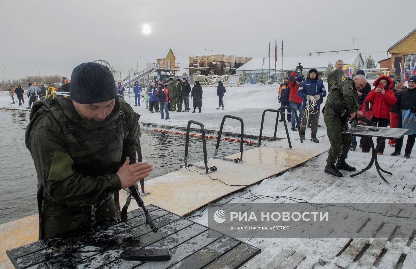 Установка рекорда России по плаванию в военной экипировке в ледяной воде