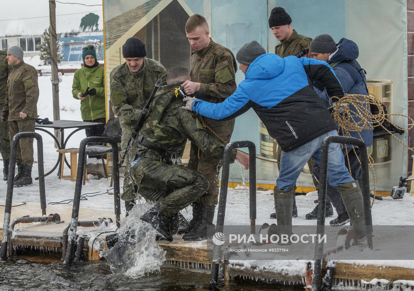 Установка рекорда России по плаванию в военной экипировке в ледяной воде
