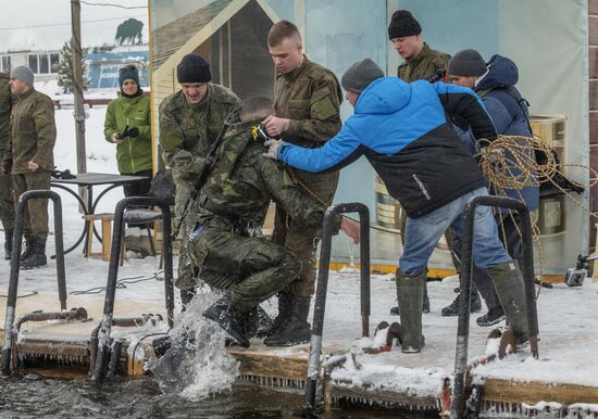 Установка рекорда России по плаванию в военной экипировке в ледяной воде