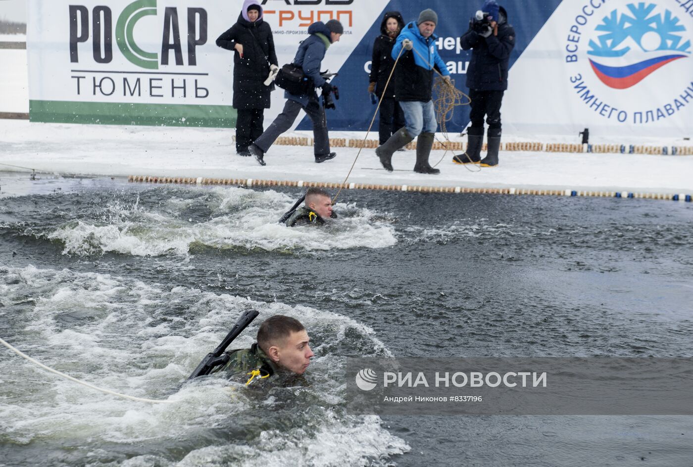 Установка рекорда России по плаванию в военной экипировке в ледяной воде