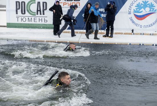 Установка рекорда России по плаванию в военной экипировке в ледяной воде