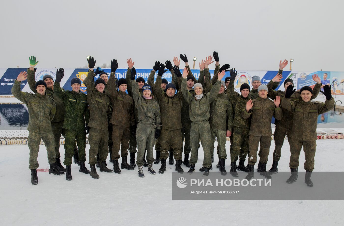 Установка рекорда России по плаванию в военной экипировке в ледяной воде