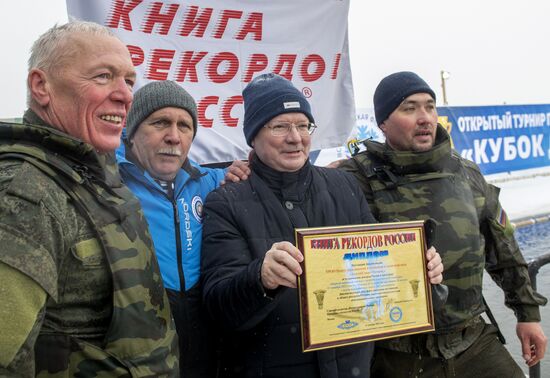 Установка рекорда России по плаванию в военной экипировке в ледяной воде