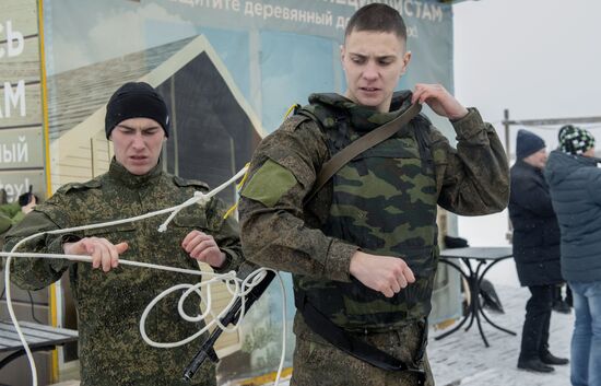 Установка рекорда России по плаванию в военной экипировке в ледяной воде