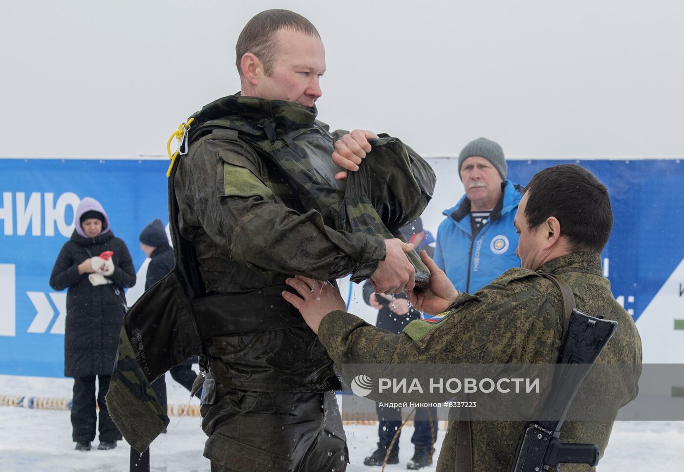 Установка рекорда России по плаванию в военной экипировке в ледяной воде