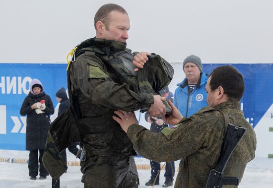 Установка рекорда России по плаванию в военной экипировке в ледяной воде