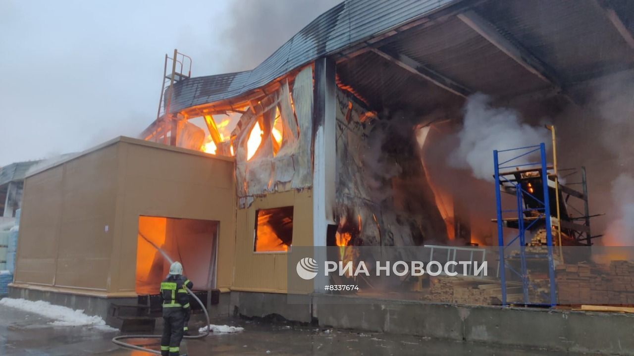 Пожар в ТЦ "Стройтракт" в Балашихе