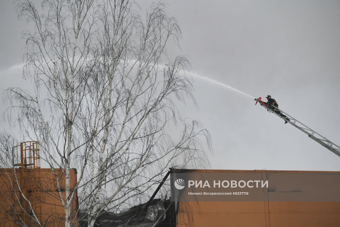 Пожар в ТЦ "Стройпарк" в Балашихе 