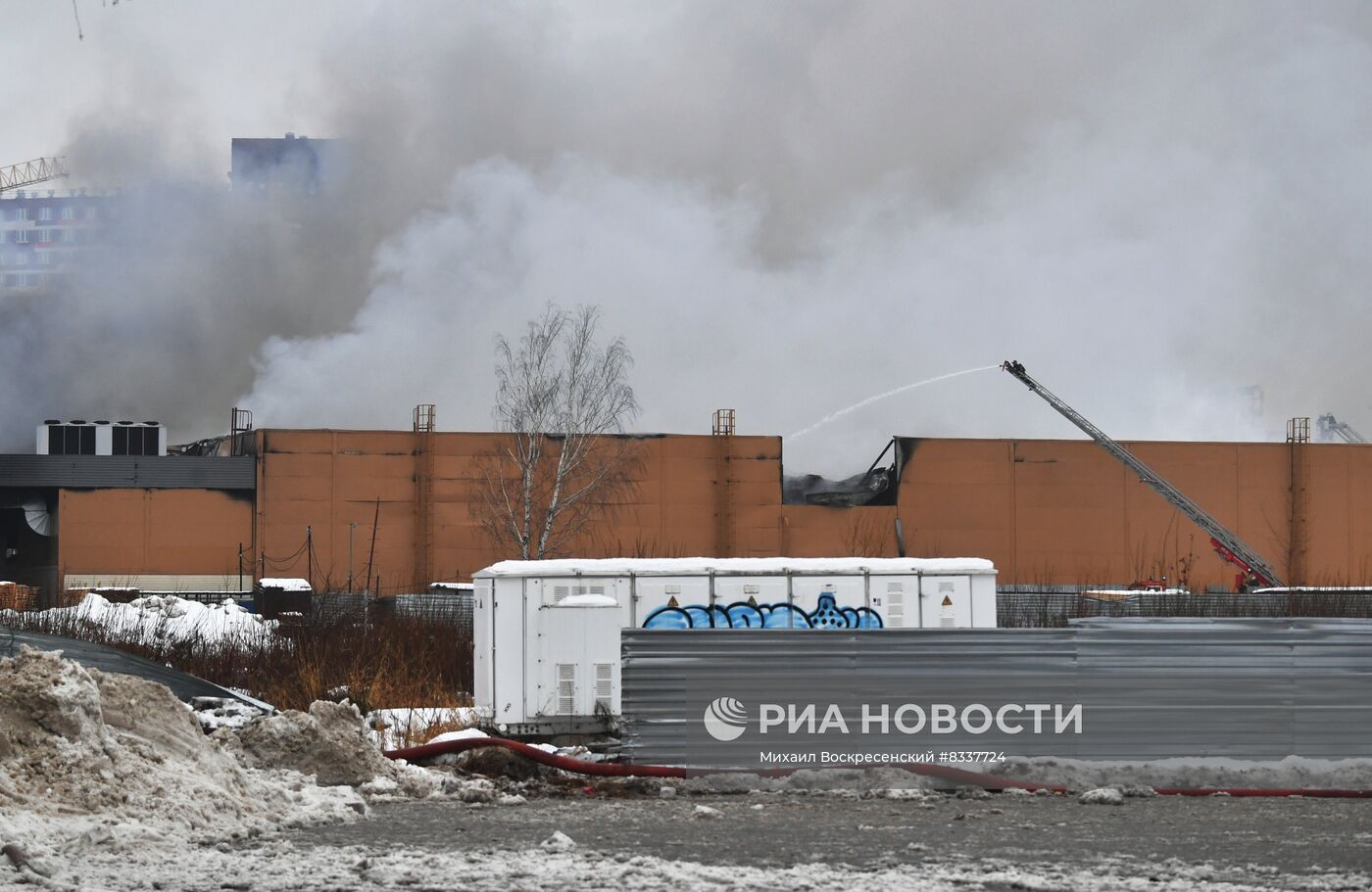 Пожар в ТЦ "Стройпарк" в Балашихе 