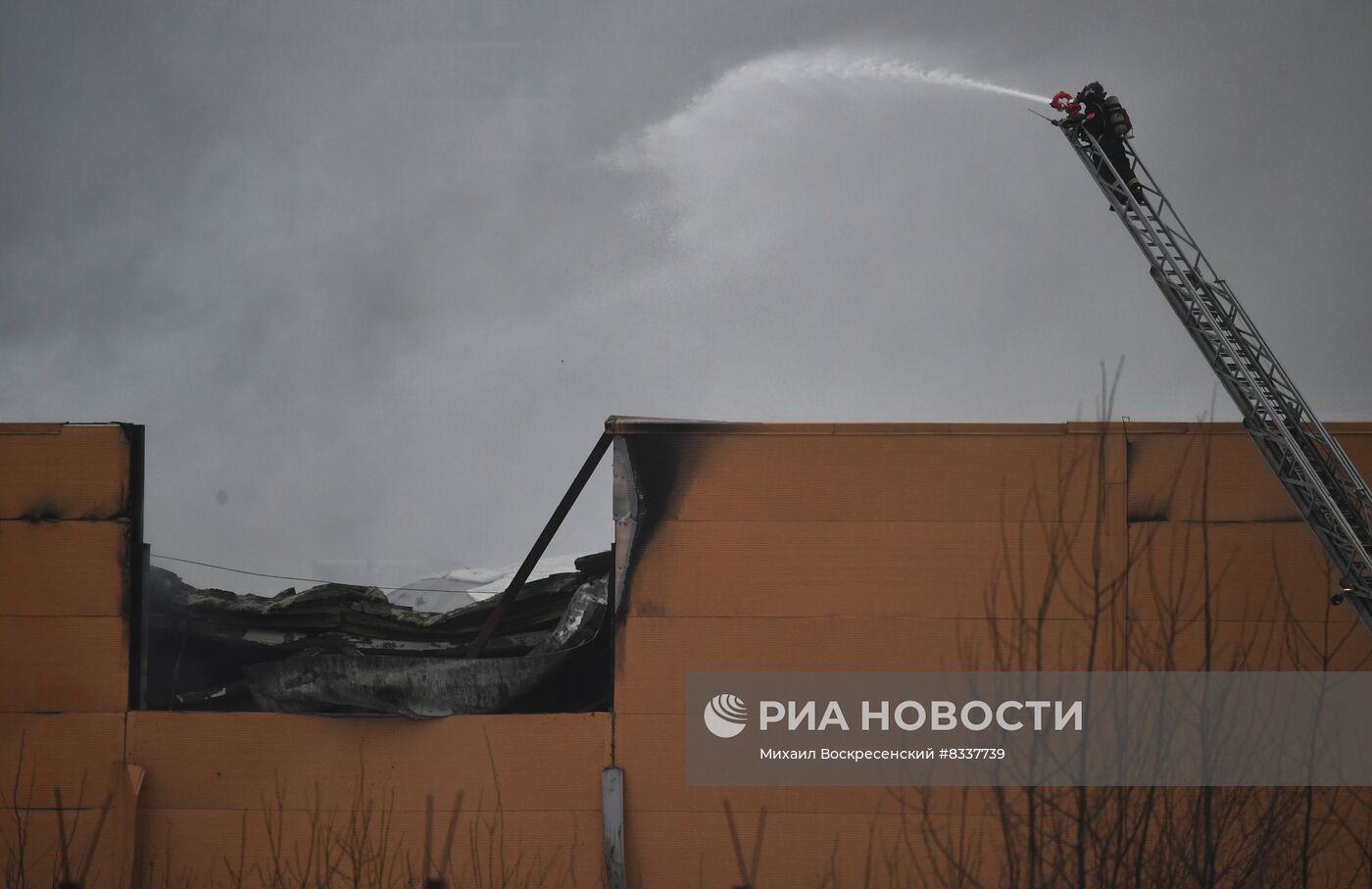 Пожар в ТЦ "Стройтракт" в Балашихе 