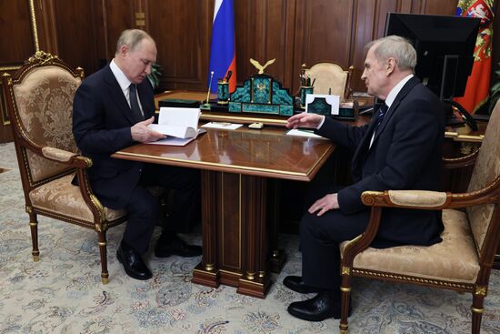 Президент РФ В. Путин встретился с председателем Конституционного суда РФ В. Зорькиным