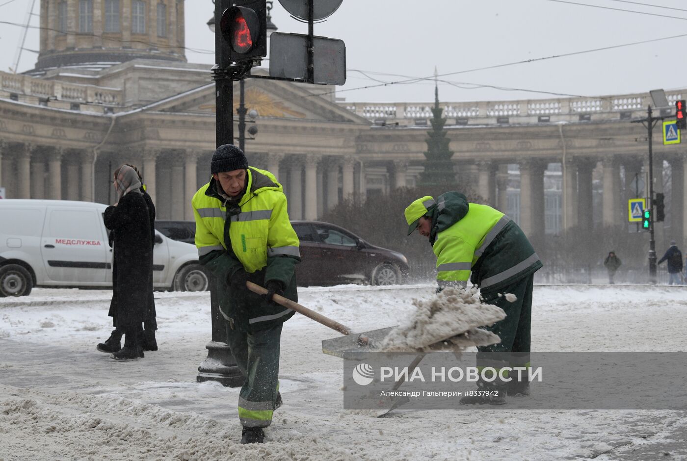 Южный циклон принес в Санкт-Петербург снежный шторм