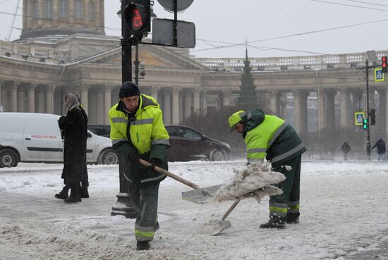 Южный циклон принес в Санкт-Петербург снежный шторм