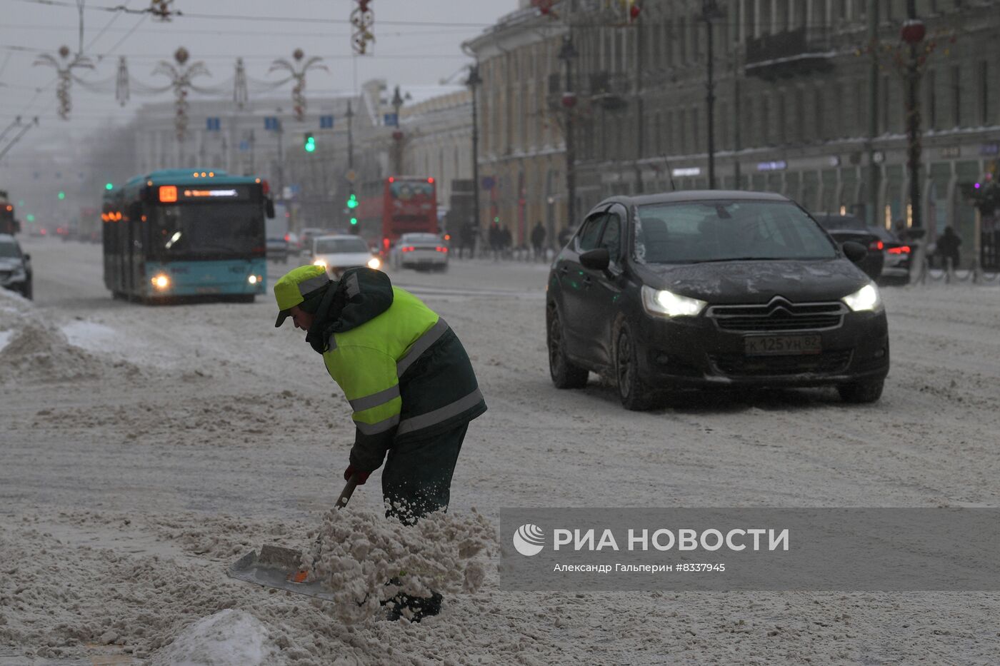 Южный циклон принес в Санкт-Петербург снежный шторм