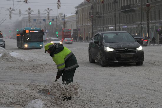 Южный циклон принес в Санкт-Петербург снежный шторм