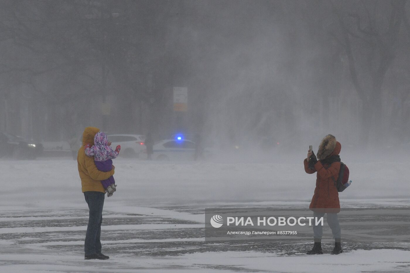 Южный циклон принес в Санкт-Петербург снежный шторм