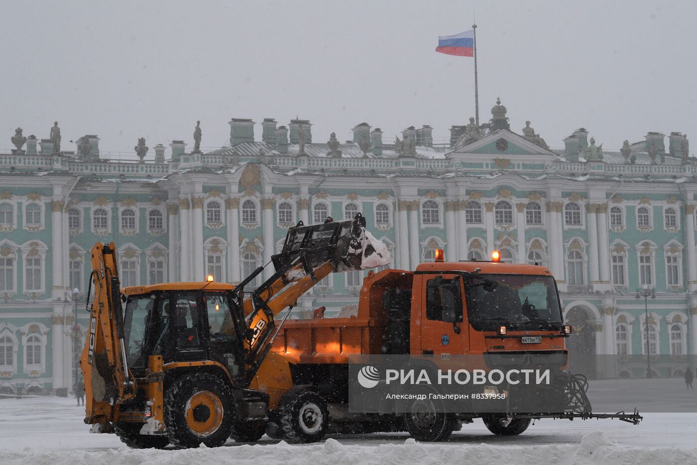 Южный циклон принес в Санкт-Петербург снежный шторм