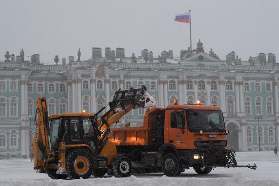 Южный циклон принес в Санкт-Петербург снежный шторм