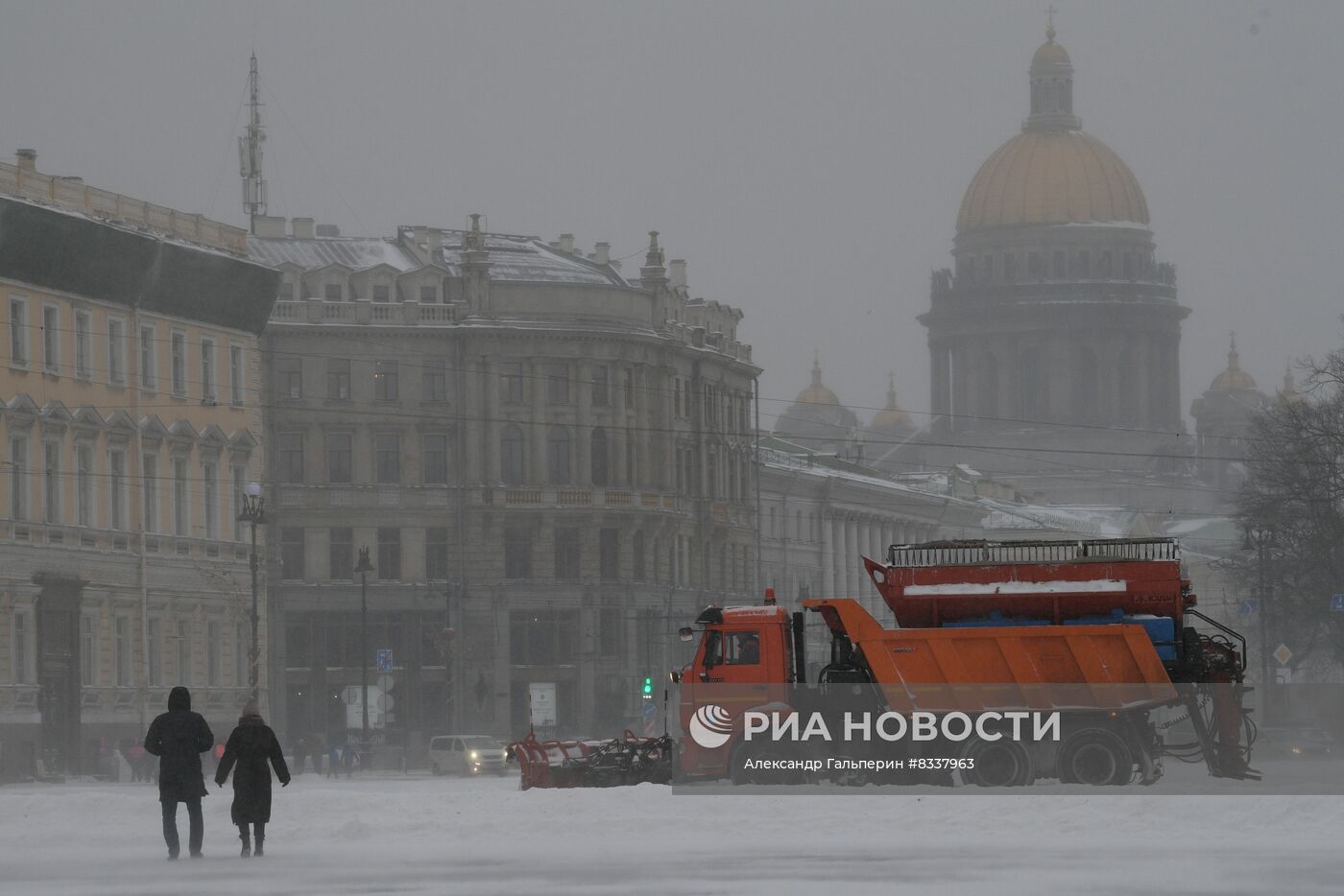 Южный циклон принес в Санкт-Петербург снежный шторм