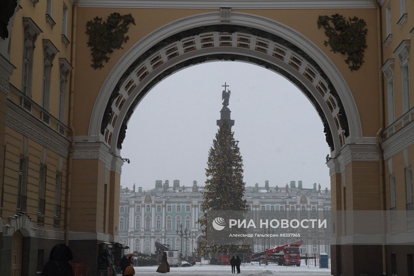 Южный циклон принес в Санкт-Петербург снежный шторм