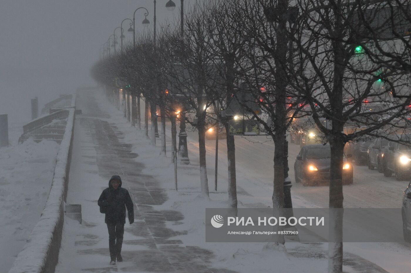 Южный циклон принес в Санкт-Петербург снежный шторм