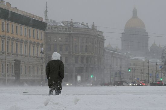 Южный циклон принес в Санкт-Петербург снежный шторм