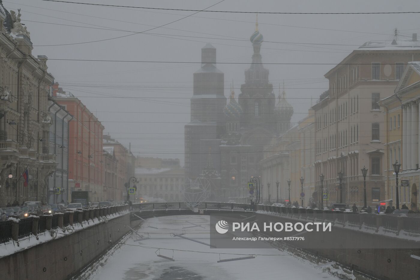 Южный циклон принес в Санкт-Петербург снежный шторм