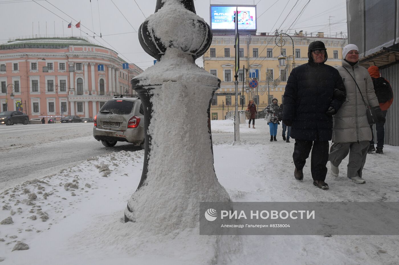 Южный циклон принес в Санкт-Петербург снежный шторм