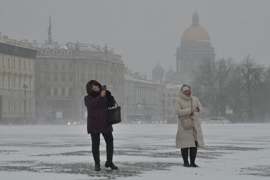 Южный циклон принес в Санкт-Петербург снежный шторм