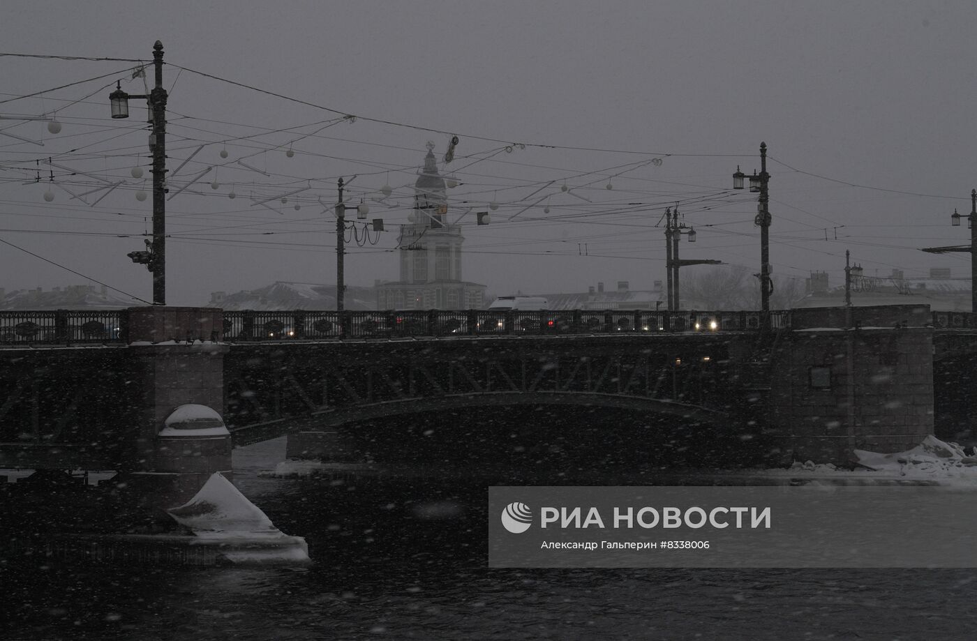 Южный циклон принес в Санкт-Петербург снежный шторм