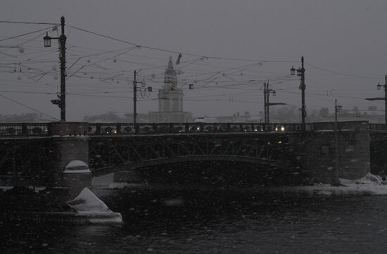 Южный циклон принес в Санкт-Петербург снежный шторм