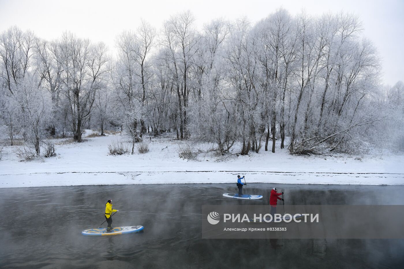 Зимний заплыв sup-серферов в Новосибирске