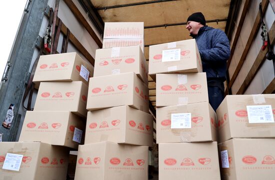 Новогодние подарки из Москвы для детей Донецка