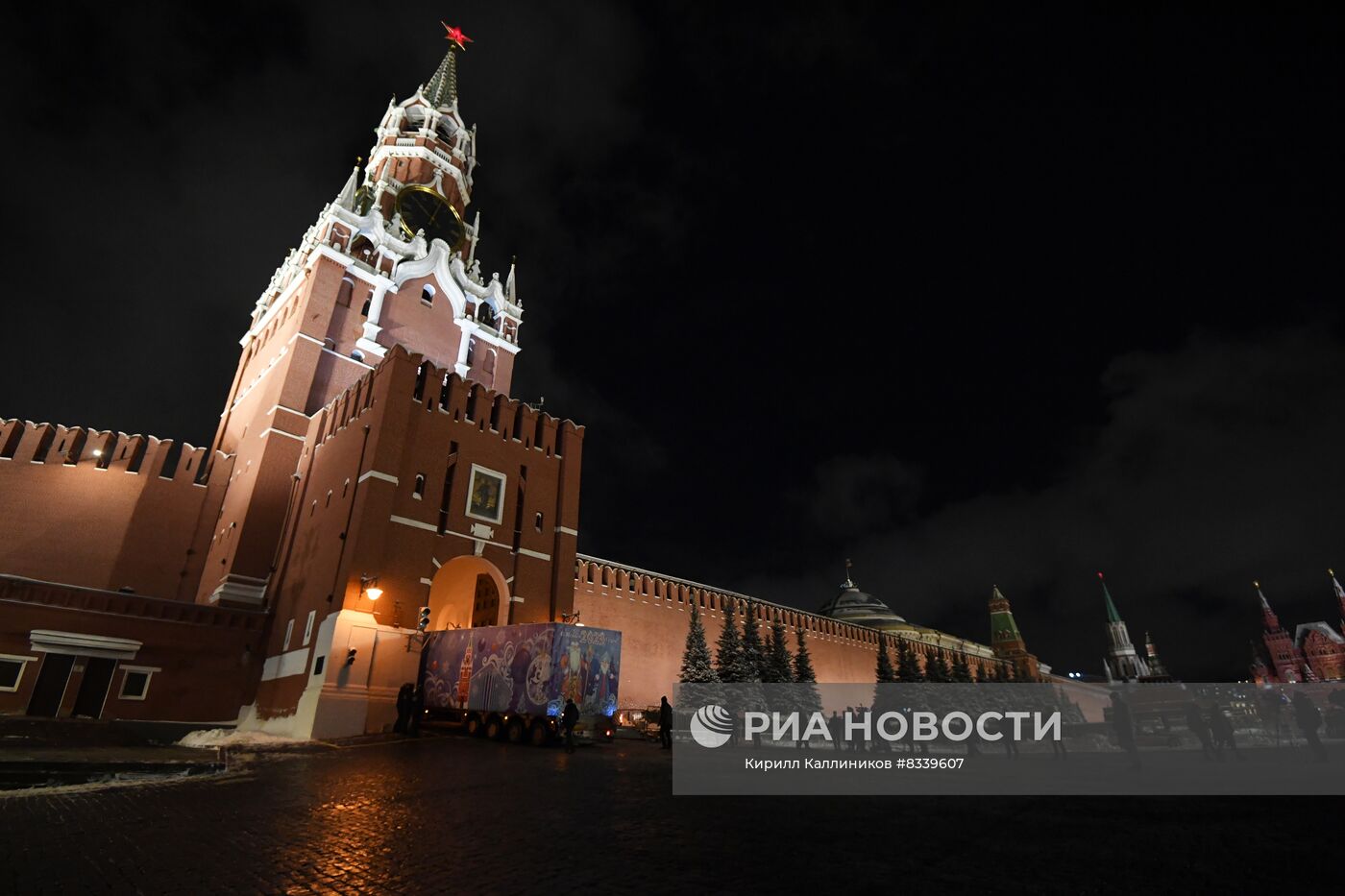 Доставка новогодней елки в Кремль 