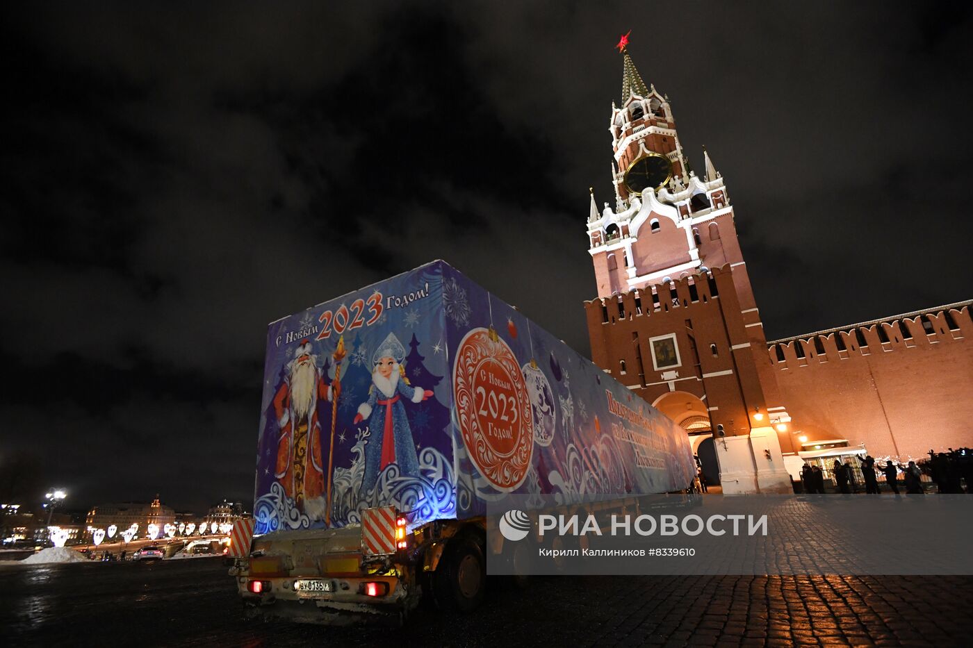 Доставка новогодней елки в Кремль