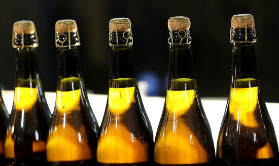 Производство игристого вина к Новому году в Краснодарском крае