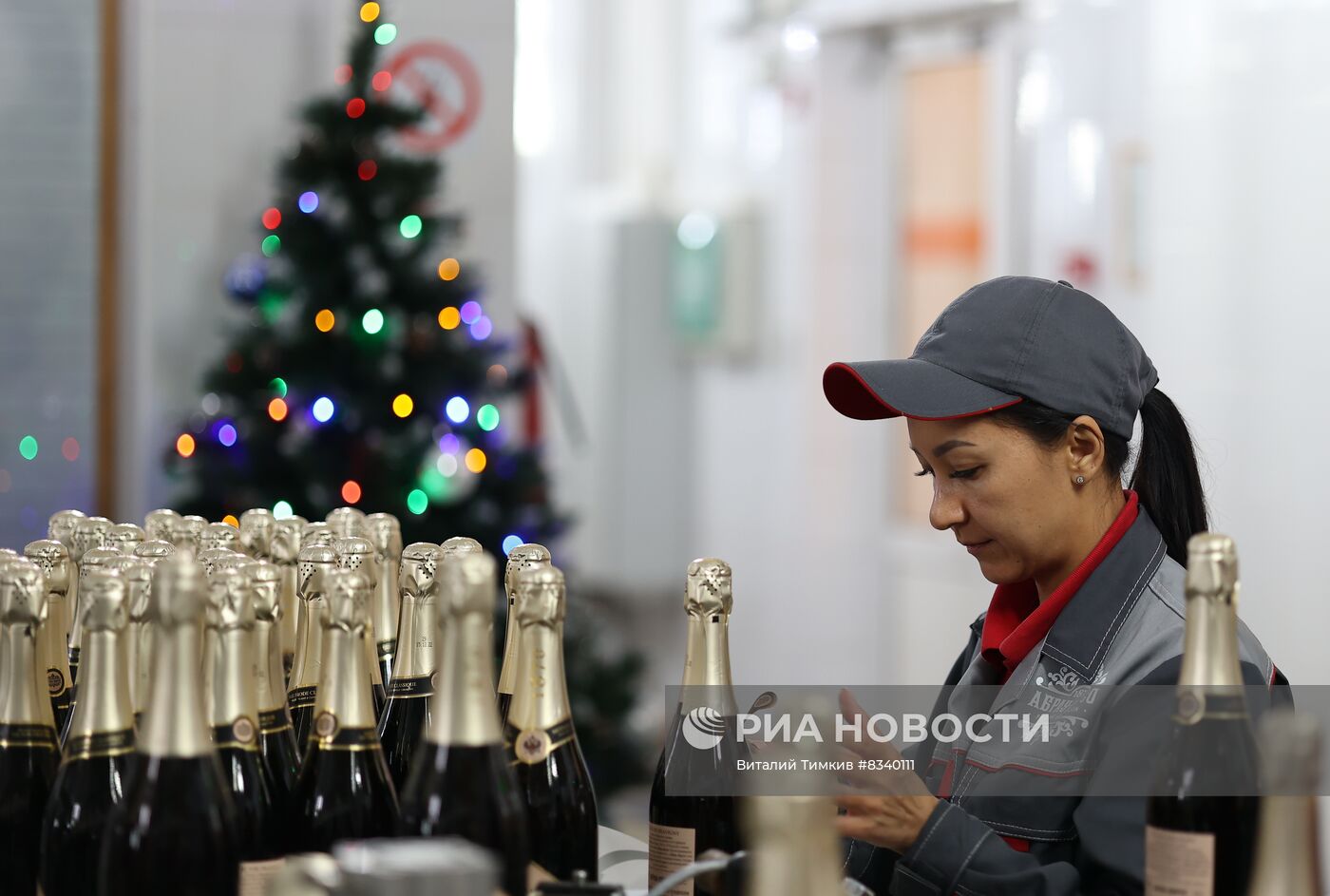 Производство игристого вина к Новому году в Краснодарском крае