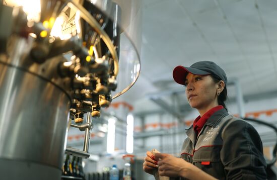 Производство игристого вина к Новому году в Краснодарском крае