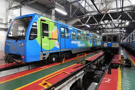 Запуск тематического поезда метро по финансовой грамотности