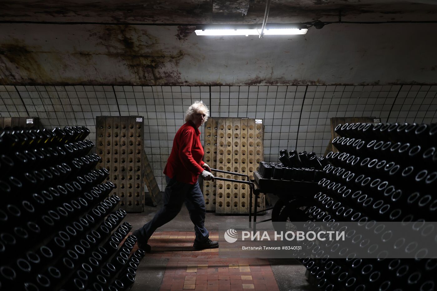 Производство игристого вина к Новому году в Краснодарском крае