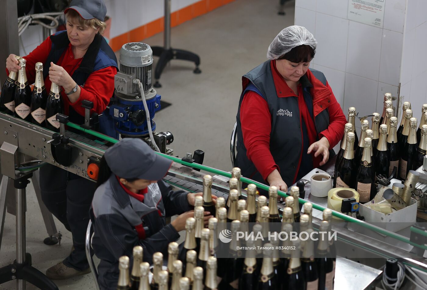 Производство игристого вина к Новому году в Краснодарском крае