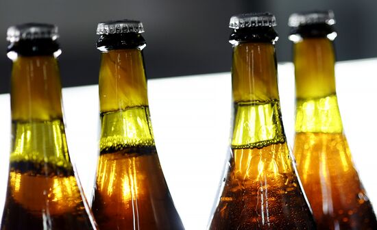 Производство игристого вина к Новому году в Краснодарском крае