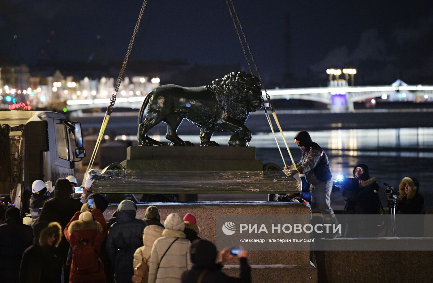 Монтаж скульптур львов на Адмиралтейской набережной в Петербурге