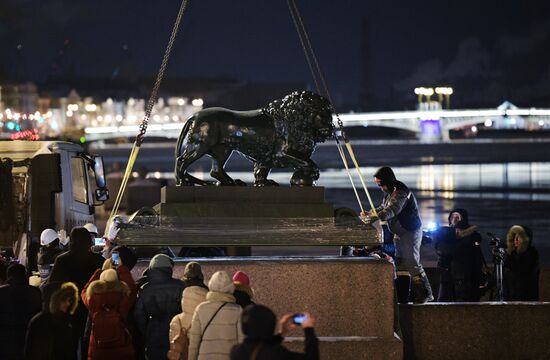 Монтаж скульптур львов на Адмиралтейской набережной в Петербурге