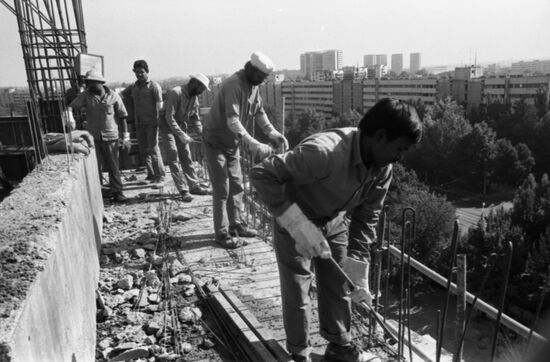 Индийские строители в Узбекистане