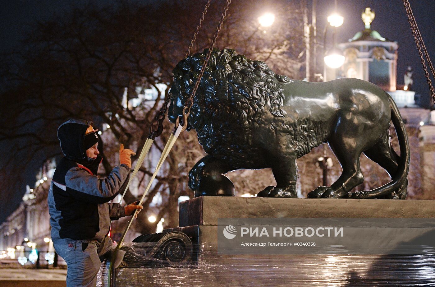 Монтаж скульптур львов на Адмиралтейской набережной в Петербурге