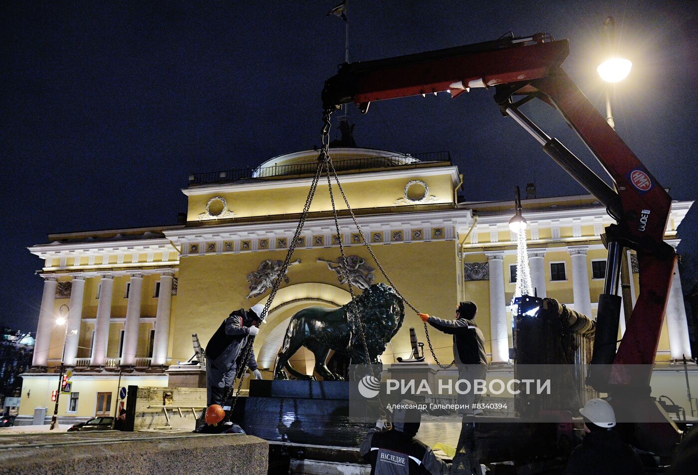 Монтаж скульптур львов на Адмиралтейской набережной в Петербурге