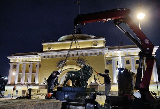 Монтаж скульптур львов на Адмиралтейской набережной в Петербурге