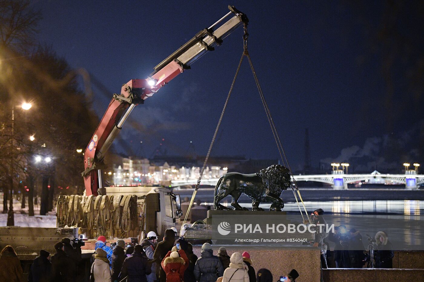 Монтаж скульптур львов на Адмиралтейской набережной в Петербурге